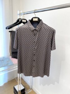 巴宝莉 2025新品短袖衬衫 时尚帅气 简约百搭款 定制原版面料 不仅挺括 保持潮流的廓形 又穿着舒适 纱织更细腻 码数M-3Xl