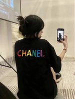 Chanel 香奈儿彩绘字体短袖半袖T恤 采用260G双纱100%新疆精梳纯棉面料 采用过肩拉条工艺，百洗不变形！ -采用高端印花，百洗不开裂！ 宽松版型，上身