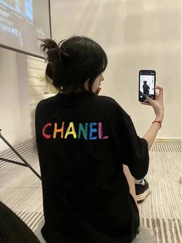 Chanel 香奈儿彩绘字体短袖半袖T恤 采用260G双纱100%新疆精梳纯棉面料 采用过肩拉条工艺，百洗不变形！ -采用高端印花，百洗不开裂！ 宽松版型，上身