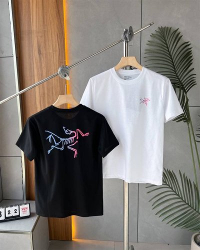 始祖鸟 Kragg Cotton渐变色大Logo短袖，解锁潮流新高度 始祖鸟 Kragg Cotton渐变色大Logo短袖，绝对是这个季节的吸睛王炸！它打破常规