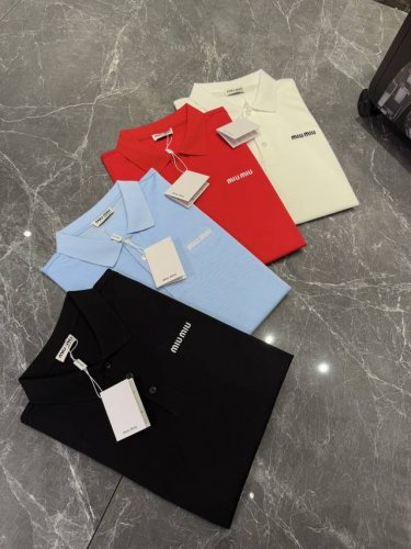 miumiu 25Ss基础款polo 商务休闲随意搭配.胸前经典刺绣polo衫.采用进口绣花机器 立体饱满.原版一致定制高克重螺纹.百分百丝光棉双珠地面料 .原