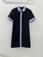 Mium*U 25春夏新品蓝色格纹拼接翻领连衣裙原版开发！高版出品！学院风polo胸口对比色绣线打造立体Logo刺绣，小宽松版型藏肉显瘦，单穿叠穿无压力~~上身