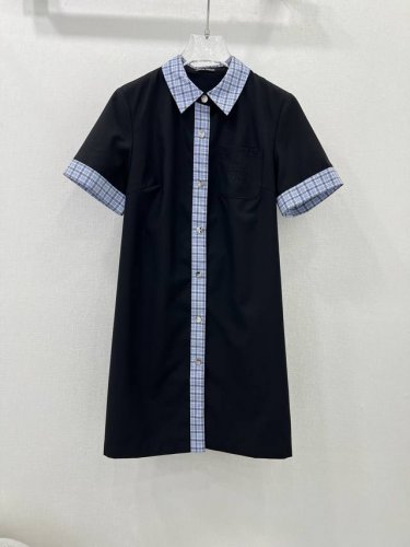 Mium*U 25春夏新品蓝色格纹拼接翻领连衣裙原版开发！高版出品！学院风polo胸口对比色绣线打造立体Logo刺绣，小宽松版型藏肉显瘦，单穿叠穿无压力~~上身