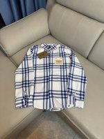 巴宝莉Bbr蓝格子皮标春秋百搭衬衫 巴宝莉格子衬衫配置了精纺格纹棉质面料手感比普通衬衣面料柔软细腻 整体的触感极为舒适 亲肤效果也是极佳 版型遮肉效果极佳 幂式