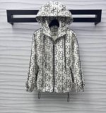 P340Gucc*2025新品上架 印花连帽冲锋夹克外套 定制Yb进口冲锋尼龙材质 透气舒适 质感十足 大身通体饰以链扣印花图案元素 彰显品牌调性 刻字拉链扣调