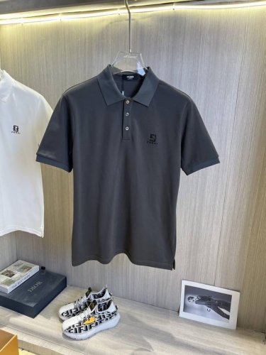 Fend 芬迪 2025春夏新款polo衫商务休闲翻领短袖T恤，精致合体的剪裁版型衬托出了极简主义的设计风格，把优雅风展露的一览无余！高克重260G纯棉珠地面料