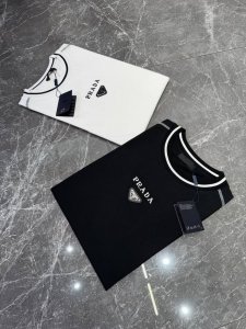 prada 经典潮牌T恤！泼墨拼色工艺，定制300G纯棉面料，舒适柔软.手感回弹性好！适中的重量与极佳的垂坠感.即高级潮男必备单品！ 颜色：黑色 白色 欧码：S