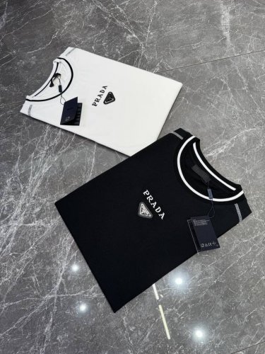 prada 经典潮牌T恤！泼墨拼色工艺，定制300G纯棉面料，舒适柔软.手感回弹性好！适中的重量与极佳的垂坠感.即高级潮男必备单品！ 颜色：黑色 白色 欧码：S