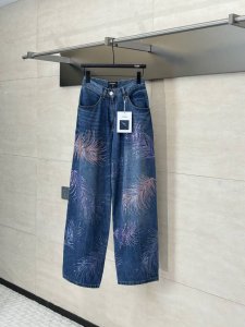 chane* 香奈儿25新款羽毛水钻擦色阔腿牛仔裤 采用进口牛仔棉材质，面料柔软舒适 透气性好，反复酵素水洗工艺处理，不易染色脱色 ，腰胯和大腿均模拟呈现出均匀