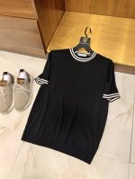 典藏黑色到货了哦！简约时尚撞色针织螺纹衣领夏日必备单品丝棉纱线高密织圆领短袖T恤 夏日型男的简约时尚密码，这件T恤全掌握。 夏日炎炎，想在保持清爽的同时彰显独特