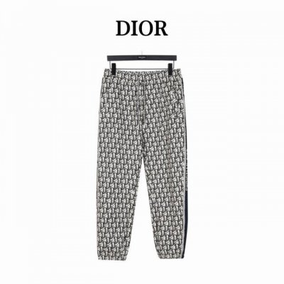 dior 迪奥 满印提花侧边织带套装长裤 米杏色 灵感源自八十年代复古，客供定制的480克提花材质，摸着面料质感肉实，肌里感清晰可见，有净重感，全身极致简约设计