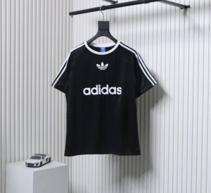 Adidas 三叶草休闲透气速干半袖球衣圆领T恤 强调：咱家衣服面料细节胸弟集美们可以回去拿别家同款随意对比 那种200克薄的像纸的、还没穿就起球的、穿上一出汗