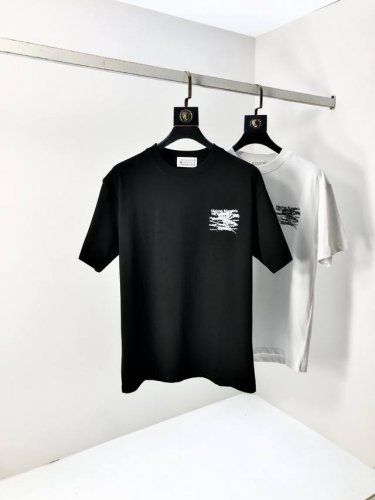 马吉拉。2025春夏新款 字母Logo圆领短袖T恤，春夏休闲穿搭必不可少，原版纯棉面料。完完全全体现在高级审美的做工上，做工更是精致大气，Z立体感超强，非常惊艳
