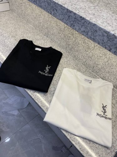 Ysl圣罗兰25 Ss新品春夏首发专柜 最新款短袖圆领T恤高端订制 设计前卫时尚 品牌Logo重工艺设计高端定制欧棉180克面料手感柔软.穿着舒适.专柜级别精致