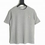 moncler 蒙口25Ss蒙口章子刺绣短袖字母提花T恤 黑色米白色采用新疆长绒棉32支双股面料240克双纱巧妙的融合了蒙口标志性品牌元素低调精致又能彰显品牌身