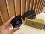 拿货 配专柜包装盒！Burberry 巴宝莉墨镜！偏光镜 有效防紫外线，消除眩光，达到全面的保护。轻质是必须的，一点没有压迫感！生猛的硬货，不管你现在有没有墨镜