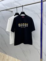 gucci*古驰 2025Fw春夏新品圆领微阔打底外穿T恤，立体Logo印花，手感面糯有骨感，柔而有韧性。工艺处理，韧性和抗皱性能得到大幅度提高。剪裁很到位，辨