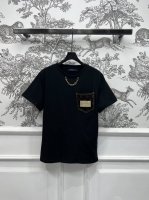 l家 25春夏新款 金属Logo牌提花口袋拼接短袖T恤 经典的版型百搭不挑人 金属Logo牌装饰胸口拼接老花提花牛仔口袋 复古的经典老花图案百看不厌 金属链条装