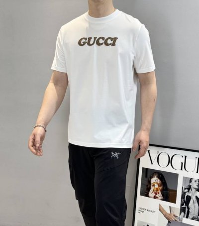 Gucc*古齐25S春夏圆领T恤.优秀品质和当代流行元素搭配.前胸立体饱满质感Logo超强标签，做工相当打Call！百分百双纱紧密纺 100% 190G丝光棉质