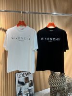 纪梵希 2025春夏新款首发专柜最新款短袖圆领T恤 高端订制 设计前卫时尚！品牌Logo前后印花设计 高端定制丝光云朵棉面料.手感柔软.穿着舒适.专柜级别精致车