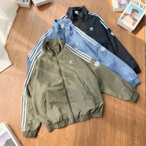 Adidas阿迪达斯三叶草专柜同款发售经典三杠立领夹克最优品质 爆炸上新 出街回头率超高的的夹克外套！三杠的设计搭配上左胸的小Logo设计，既经典又不失新潮！定