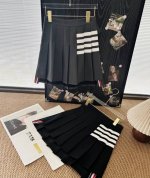 品名 Thom Brown*经典四条杠学院风前短后长百褶裙 尺码 S.M.L 颜色 灰色 黑色 今天是Tb女高中生 天啦噜 没有女生能逃过的显乖穿搭 Tb百褶裙