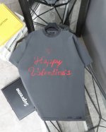 Balenciaga巴黎世家2025 情人节限定T恤 巴黎25Ss情人节限定，独特爱心标语设计，浪漫又吸睛，满满的节日氛围感。破洞元素更是增添了潮流感，个性又不