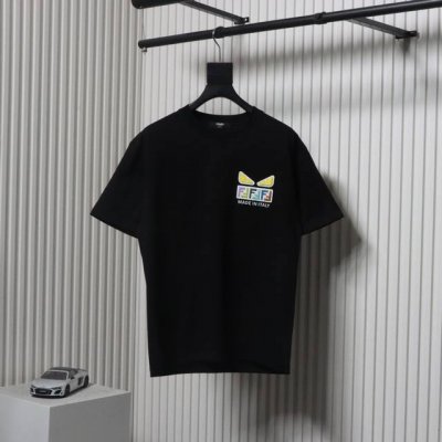 Fendi 芬迪 25Ss 植绒眼睛字母印花短袖特殊立裁工艺 上身线条流畅 不管偏胖或是胖瘦的身材 都能最大程度的得到修饰 胸口饰有小怪兽加上芬迪Ff标识 上身
