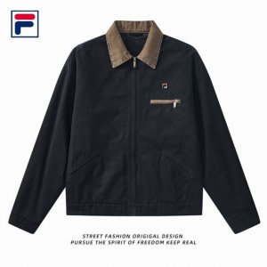 上新 P210【Fila斐乐 25春秋款品质美式复古水洗做旧机车青少年茄克外套】 新款上新！！！一款有温度又有风度的外套 男女都能穿 非常百搭. 衣服厚实不臃肿