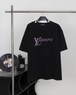80 款号：L017 lv 虹彩竖纹印花短袖 面料采用260克纯棉面料，配套320克螺纹 持久不变型 耐穿耐洗 整体力挺 经典丝印 印花双色渐变效果极佳 尺码：