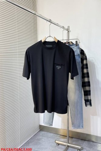 L600 pa prada 25Ss春夏新款平纹针织棉布基础圆领短Tee，男女同款三角标假口袋休闲套头短袖衫！贸易公司渠道稀出，领先官网发售！新款以其精湛的面料