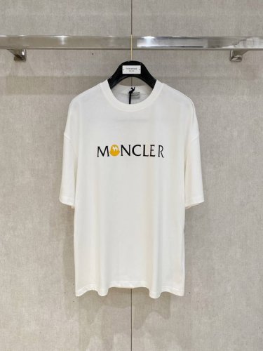moncler 蒙口大爆款 2025春夏新款首发专柜最新款短袖圆领T恤 高端订制 设计前卫时尚！品牌Logo重工艺设计 高端定制面料.手感柔软.穿着舒适.专柜级