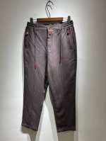 kiton 2025春夏新品男士高端休闲百搭四季亚麻休闲裤！对于粉丝来说，这样大气的经典设计足矣一眼种草，是今年所有牛仔裤当中最帅的一个系列，我只需要看一眼就知