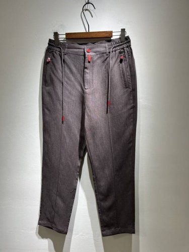 kiton 2025春夏新品男士高端休闲百搭四季亚麻休闲裤！对于粉丝来说，这样大气的经典设计足矣一眼种草，是今年所有牛仔裤当中最帅的一个系列，我只需要看一眼就知