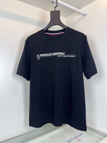 蒙**口Mon**Er 2025春夏 柜在售！ 标志品牌印花圆领短袖T恤衫 领口红白蓝三色织带点缀 合体的剪裁 领口微微贴合颈部上身时尚 微阔版型 面料采用高支