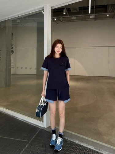 miumiu缪缪定制字母小标格纹拼接圆领短袖上衣抽绳松紧腰短裤休闲运动套装 款号：25670704155 颜色：白色 蓝色 尺码：Sml S码80-95斤 M码