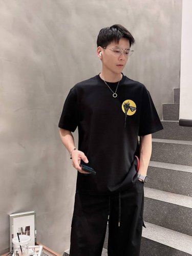普拉达 2025春夏新款首发专柜最新款短袖圆领T恤 高端订制 设计前卫时尚！品牌Logo重工艺设计 高端定制丝光云朵棉面料.手感柔软.穿着舒适.专柜级别精致车线