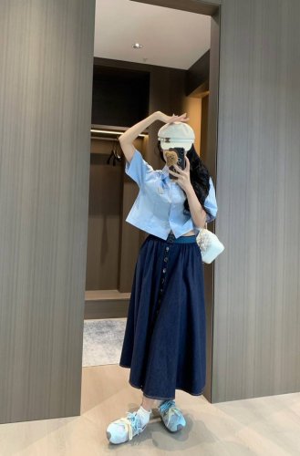 上新 Dio*牛仔半身裙～ 短款经典又有型 各种都能完美驾驭～高级成衣做法，细节美到爆！精美又日常，轻松驾驭！质感棒棒哒！减龄 时尚 休闲少女感，强推 模特上身