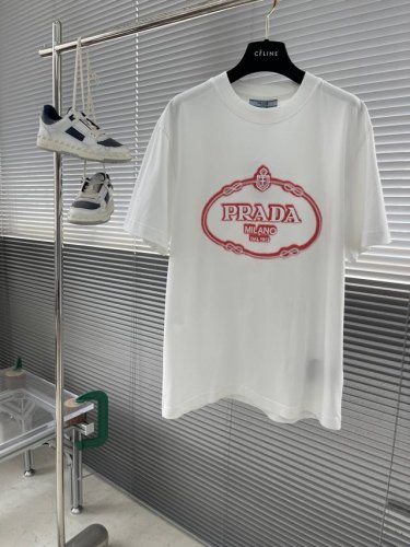 prad 2025夏季新款短袖T恤，特色的喷绘加刺绣工艺，个性艺术系列全网独家首发 百搭款细节处理完美240克纯棉面料十分精致 原版面料 网红明星同款高版本 高