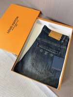Lv驴家25Ss春夏新款牛仔裤。蓝色洗水 后口袋品牌字母字母印花，前幅贴布设计 潮流时尚单品 小直筒设计 时尚百搭 码数29-38 无35，37