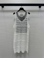 上新原单高端品质 Miumi*2025春夏最新系列！两件套针织背心裙！定制羊毛纱线织造 质感高级舒适 穿搭松弛 两件套背心镂空罩裙剪裁 呈现叠穿假两件效果 时髦
