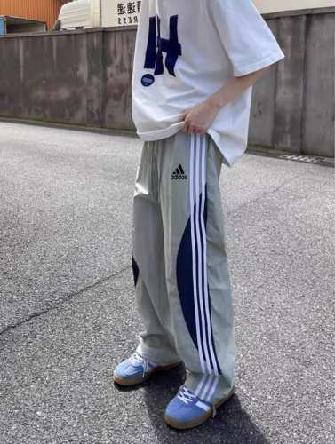 阿迪达斯Adidas三条杠夏季褶皱冰丝防晒速干男女小众街头工装长裤情侣款 采用透气冰丝褶皱速干面料 具有良好的透气功能性做工精细无多余线头 工装风百搭休闲运动！
