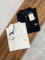 主推 Prada 25Ss新款经典三角标半拉链Polo衫普拉达这款T恤原版1:1开发，采用珠地棉面料精心打造，以全新运动风格呈现经典设计，款式新颖时尚，男女同款
