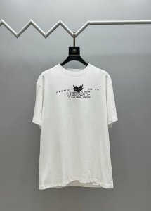 顶级版本 区别通货 全年不下架 放心出售 款式 范思哲 Versa短袖T恤 面料 300克重双纱100%棉 罗纹 320克重索络纳1*1潮牌 工艺 高清印花Lo