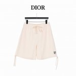 dior 迪奥 25Ss 1947刺绣字母刺绣裤腿飘带短裤 这款运动裤是春夏男装系列新品，承传以及这一具有历史意义的年份致敬。 采用棉质起绒面料精心制作，腰头和