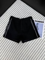 P300入冬必备 Dio*24新款 刺绣Logo羊毛短裤 一眼沦陷的精致感 黑金经典摩登 复古有腔调感 极简利落的高腰版型 上身恰到好处的显腿长 搭配各种上衣