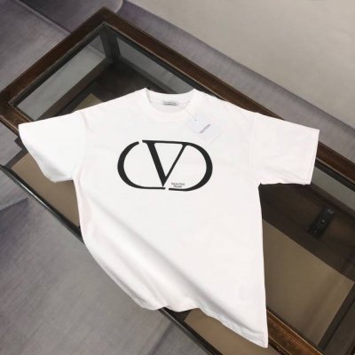Valentino 华伦天奴 25Ss专柜同款圆领短袖T恤 标志性品牌字母Logo印花点缀 定制棉质面料 厚板立体 衣服偏厚使整体高透气和柔软性的质感更加凸显
