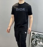 230 dio*R迪-奥25S春夏季新款圆领短袖.基础款字母高清印花…经典之作！190G丝光棉面料，经由微型针织立体工艺过程制作，手感质感超级舒适，单穿内搭首选