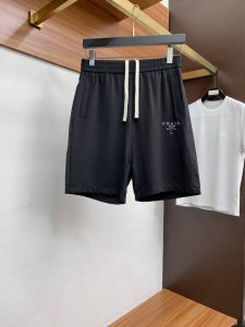 普拉达 25年春夏新款休闲短裤干净利落剪裁，都市风十足 采用精纺纯棉面料手感软糯干爽，拼接设计 上身效果挺括有型。五金精致，商务休闲非常好看如此众多的顶级原料，