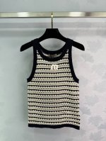 Miumi*2025新品上架 条纹针织背心 定制Yb羊毛纱线织造 定色定染 完美还原品相 柔软亲肤 舒适有型 背心剪裁 领口恰当露肤 美化头肩比例更显瘦 黑色包